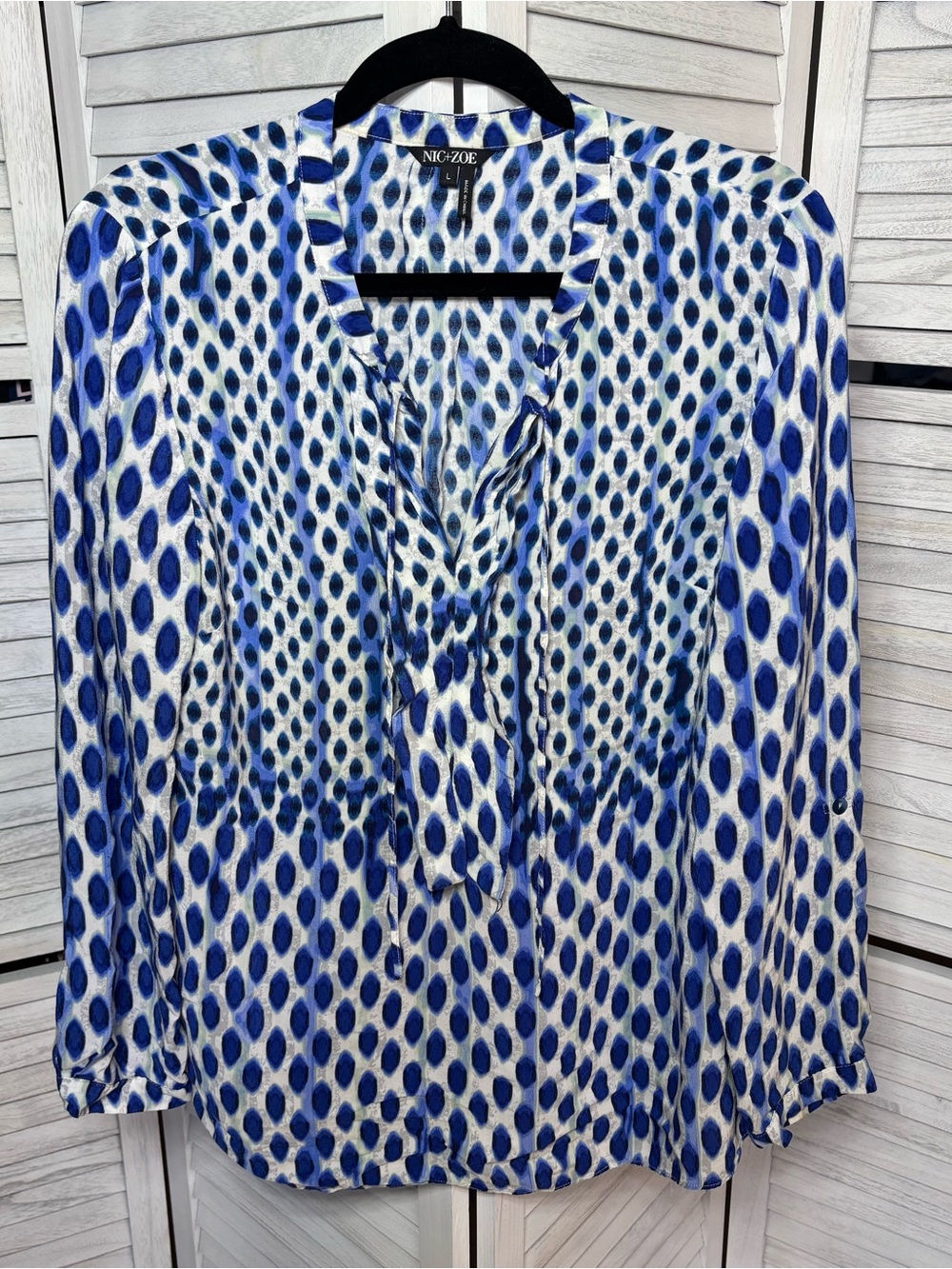 NIC+ZOE Blue Abstract Geometric Blouse Size L V Neck Tie